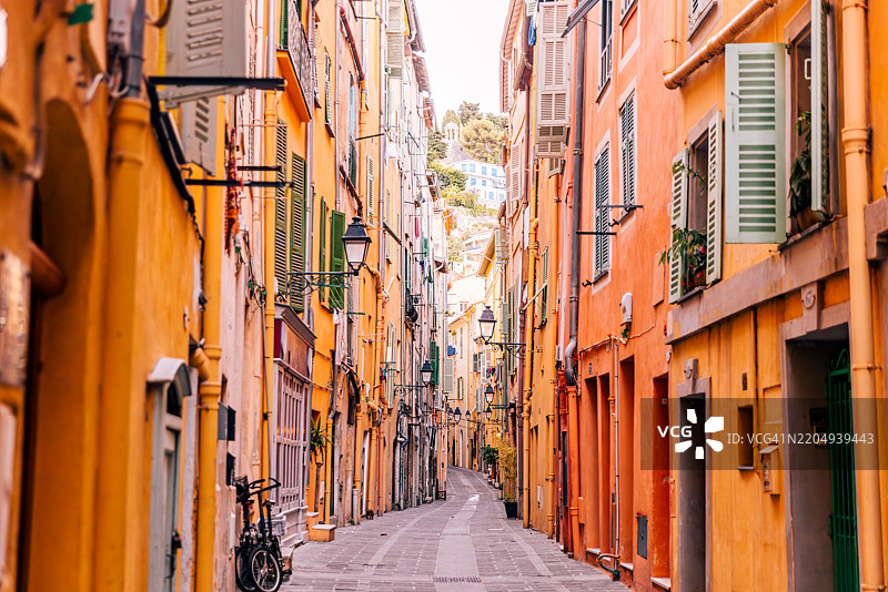 法国里维埃拉的门顿老城色彩斑斓的街道图片素材