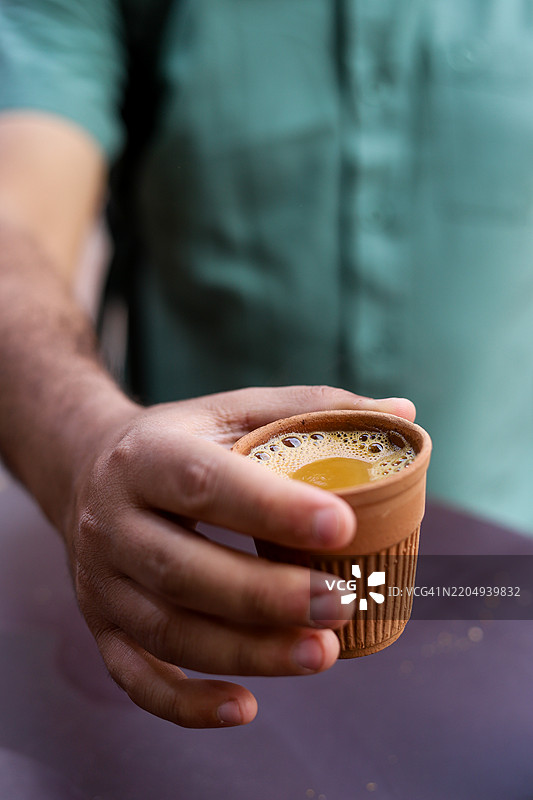 印度的泥土茶杯茶。图片素材