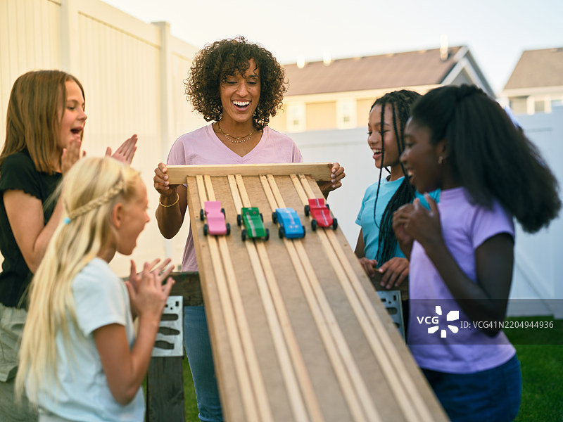 后院赛车女孩俱乐部图片素材