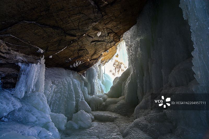 冰瀑布后面的步道图片素材