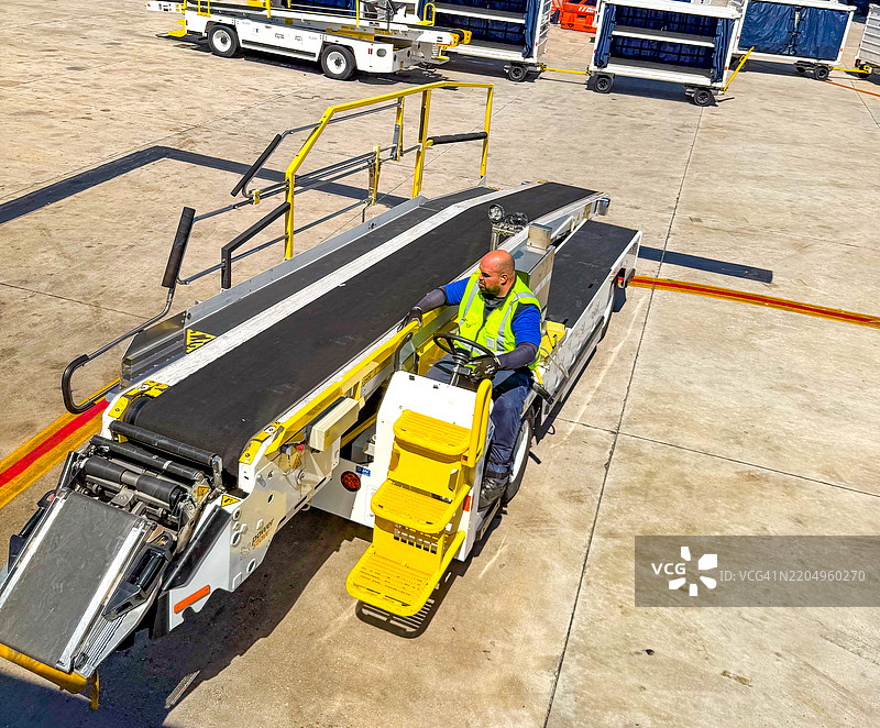 迈阿密一名男子正在移动行李传送带图片素材