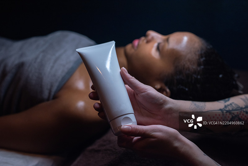 逼真的白色光滑化妆品管道模型，适用于美容护理前的展示。图片素材