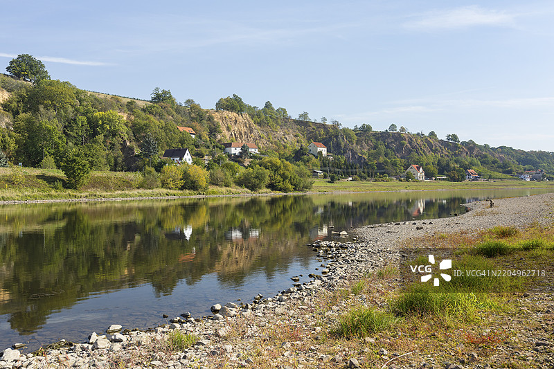 梅森下游的易北河及易北河岸，卡尔芬申克村的房屋，德国萨克森州，欧洲图片素材