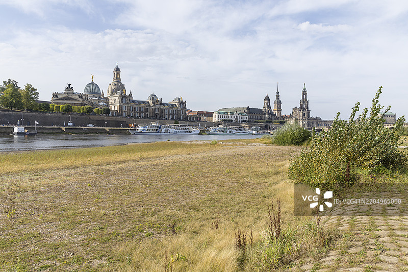 易北河水位低,位于历史悠久的市中心,俯瞰城市全景和萨克森轮船公司的船只,德累斯顿,萨克森州,德国,欧洲图片素材