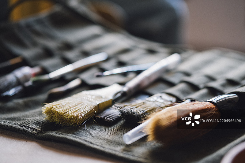 画笔特写：画家的工作台图片素材
