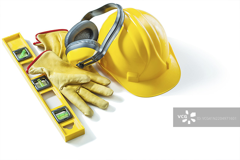 一套建筑工具，包括安全帽、手套、耳机和水平仪，孤立在白色背景上图片素材