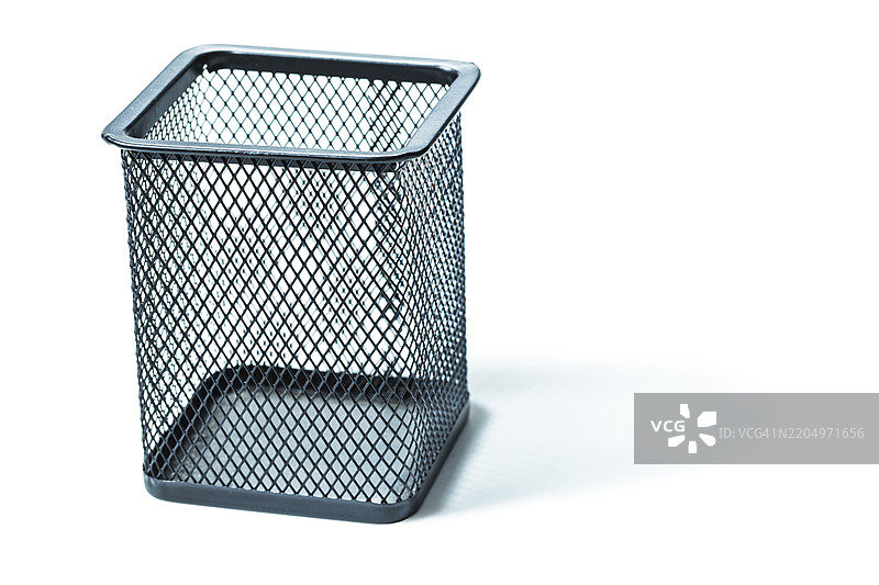 简单的小黑色垃圾桶，孤立在白色背景上图片素材