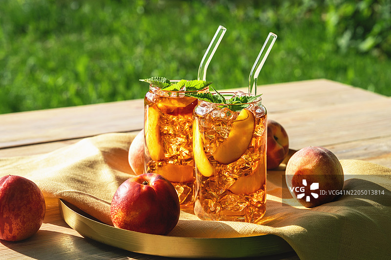 两杯冰镇桃子茶或无酒精鸡尾酒饮品图片素材
