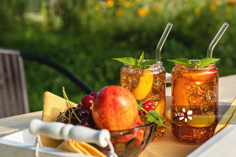 两杯冰镇桃子茶或无酒精鸡尾酒饮品图片素材