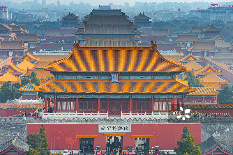 从中国北京景山公园的山顶俯瞰故宫的景色图片素材