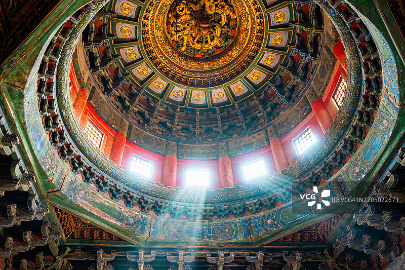 从低角度看北京故宫的装饰性天花板屋顶支架。图片素材