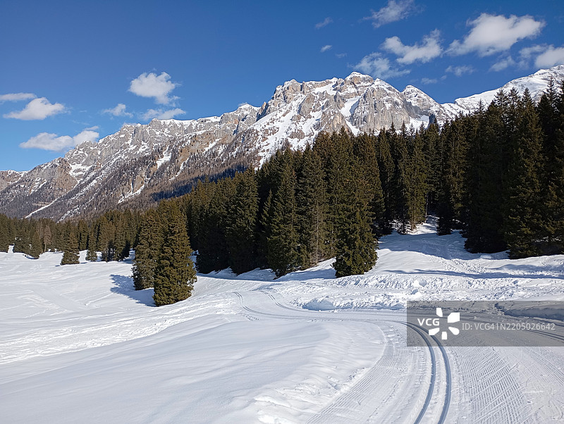 布伦塔多洛米蒂山下的越野滑雪道图片素材