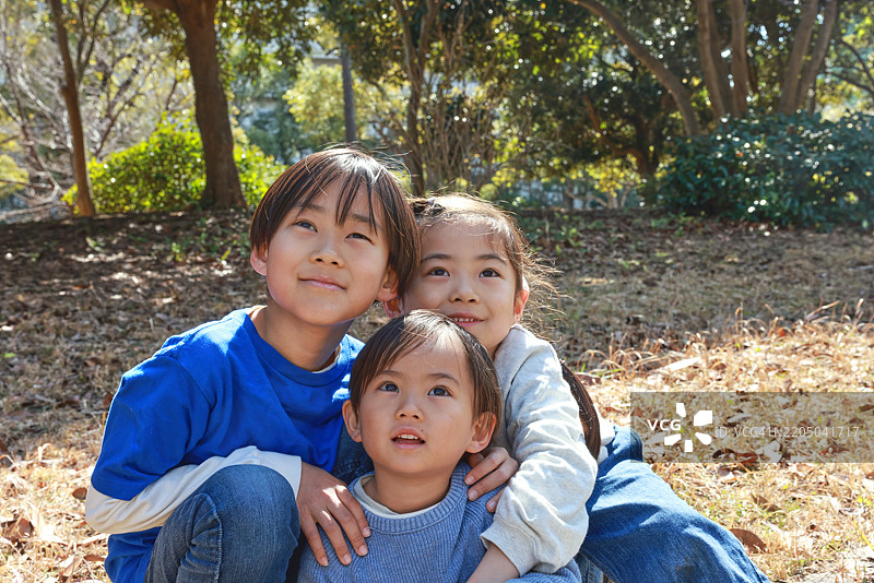 亚洲儿童在户外玩得很开心的肖像图片素材