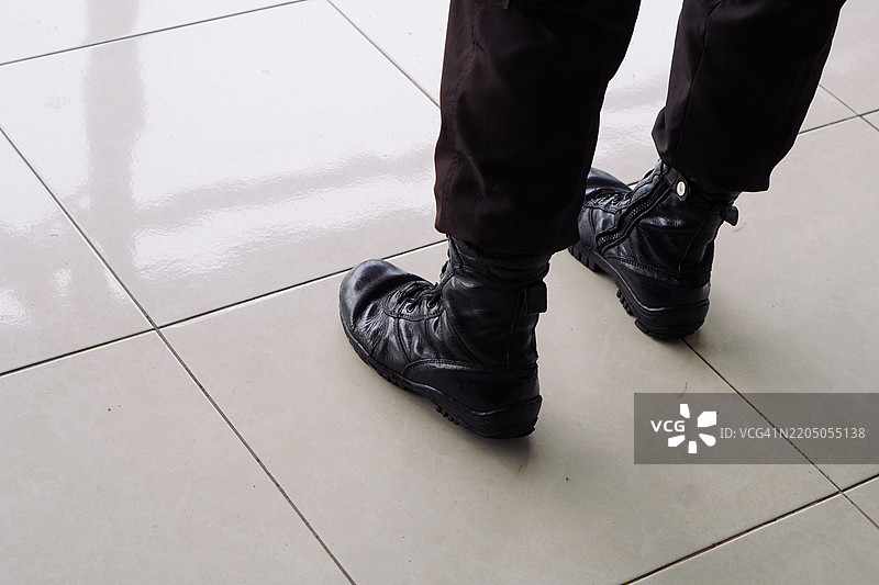 值班保安：坚定的警惕行动图片素材