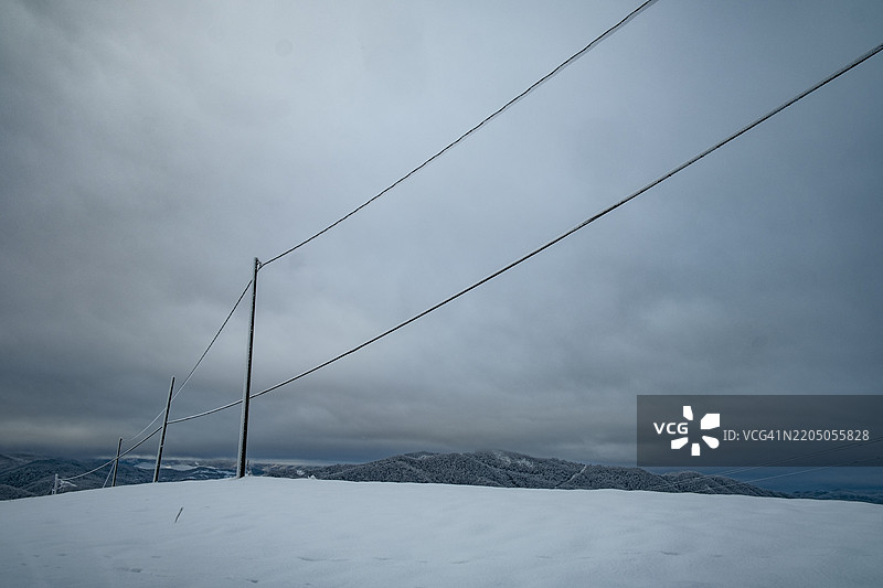 雪地上的电力网图片素材