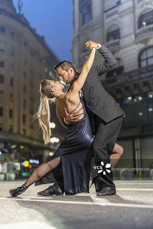 阿根廷情侣在布宜诺斯艾利斯的街头夜晚跳探戈图片素材