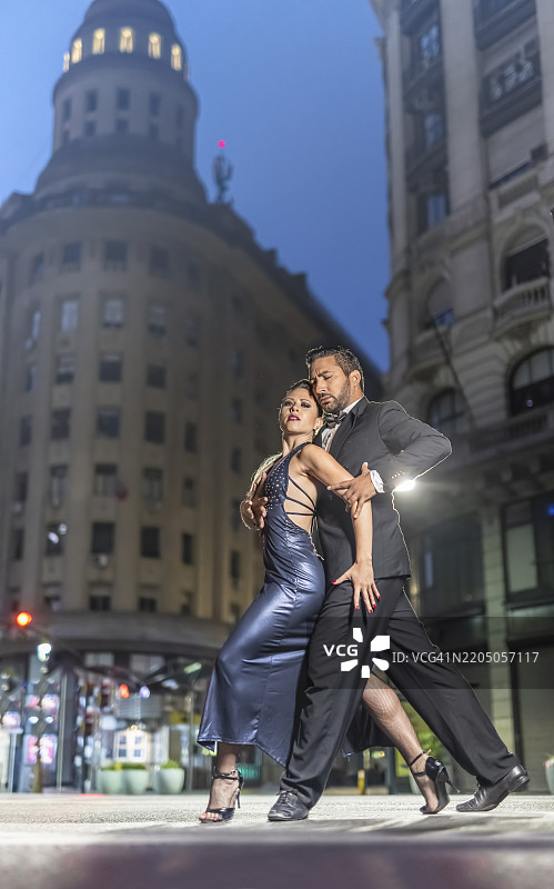 阿根廷情侣在布宜诺斯艾利斯的街道上夜晚跳探戈图片素材