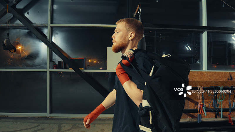 疲惫的运动员在拳击训练后回家图片素材