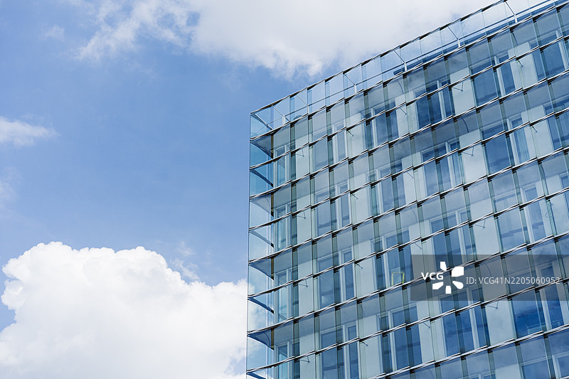 现代玻璃摩天大楼映照着德国汉堡的天空图片素材