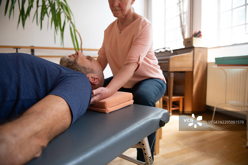 女性为男性患者进行手动治疗，费尔登克莱斯方法图片素材
