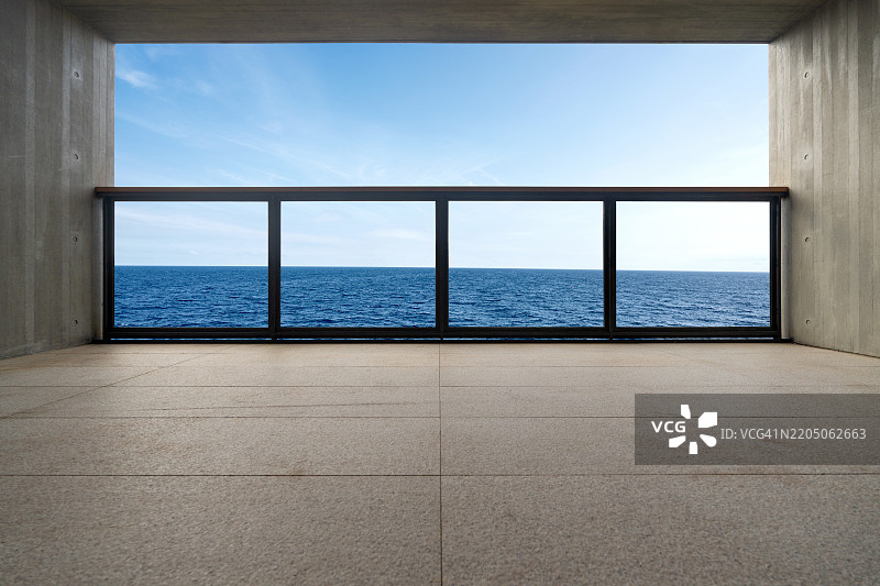 现代阳台上的海景图片素材