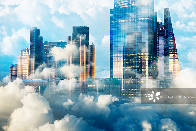 伦敦金融区从云雾中显现图片素材