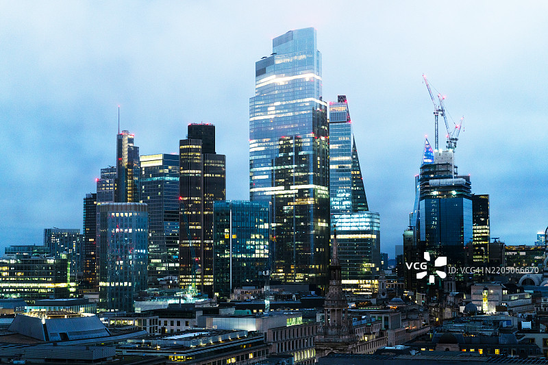 伦敦金融区的夜景图片素材