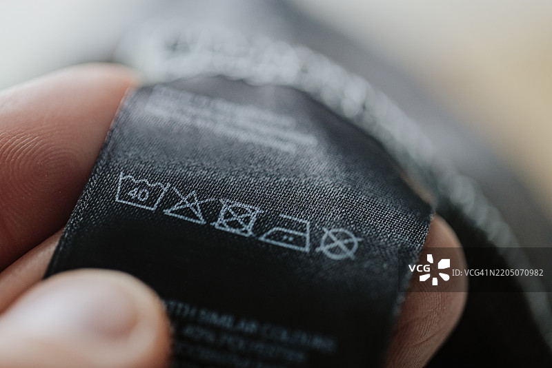 在洗衣前检查衣物标签图片素材