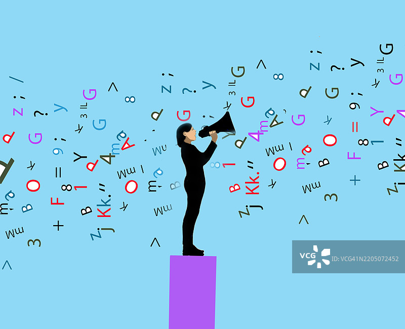 插图：手持扩音器的女性，背景是数字和字母图片素材