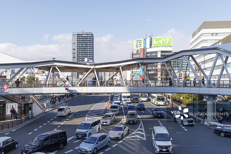在天王寺到阿倍野的人行天桥上，城市交通繁忙。这是一个交通枢纽。图片素材