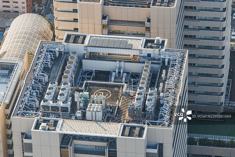 现代城市屋顶上的空调设备图片素材