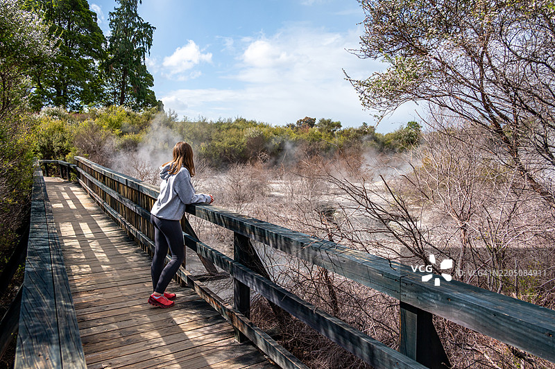 女孩欣赏新西兰罗托鲁瓦地热仙境图片素材