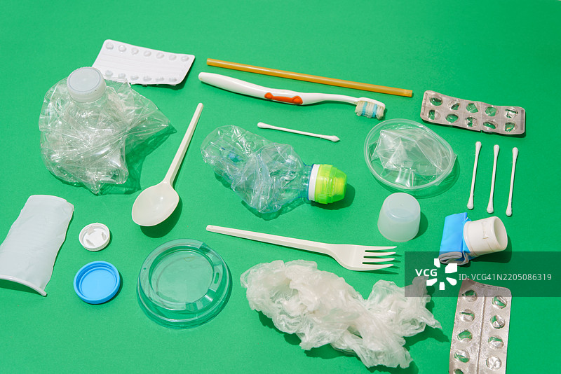 塑料垃圾污染了代表自然的绿色背景图片素材