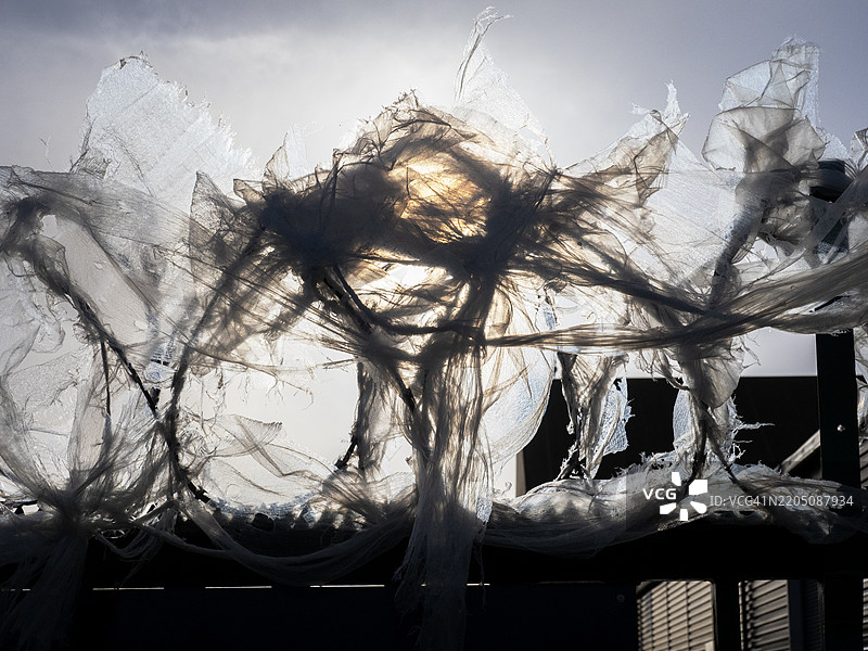 在英国格洛斯特郡塞文河的夏普尼斯码头，塑料收缩包装膜被铁丝网缠住。图片素材