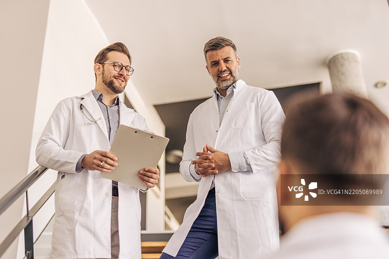 医生在医院走廊与病人交谈图片素材