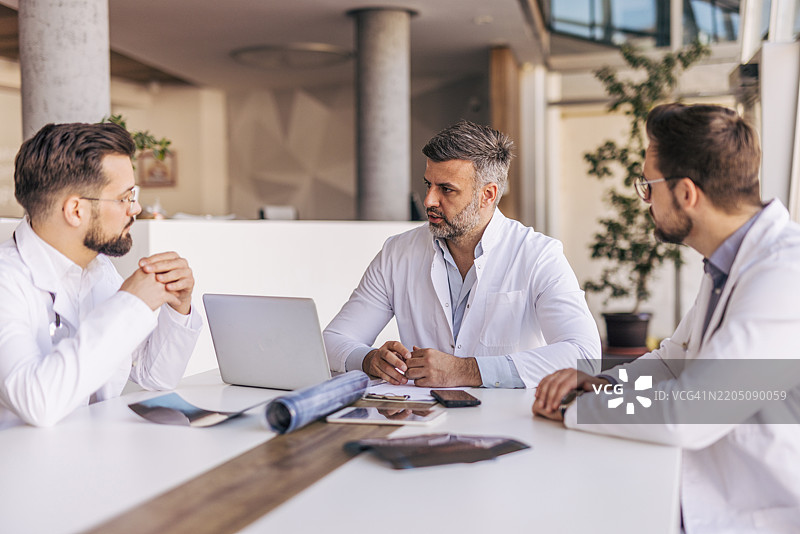 医生们在医院会议室开会图片素材