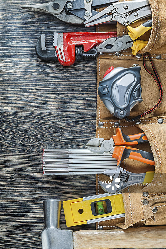 工具带和木板上的建筑工具图片素材