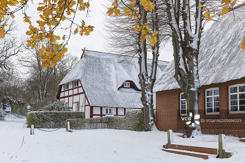 德国梅克伦堡-前波美拉尼亚州克吕茨沃伦贝格的雪覆盖茅草屋图片素材