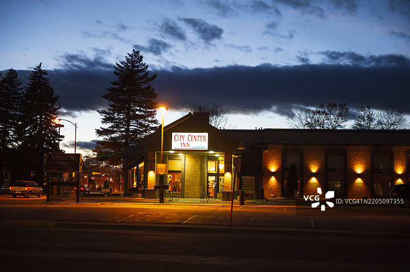博兹曼市中心的汽车旅馆夜景图片素材