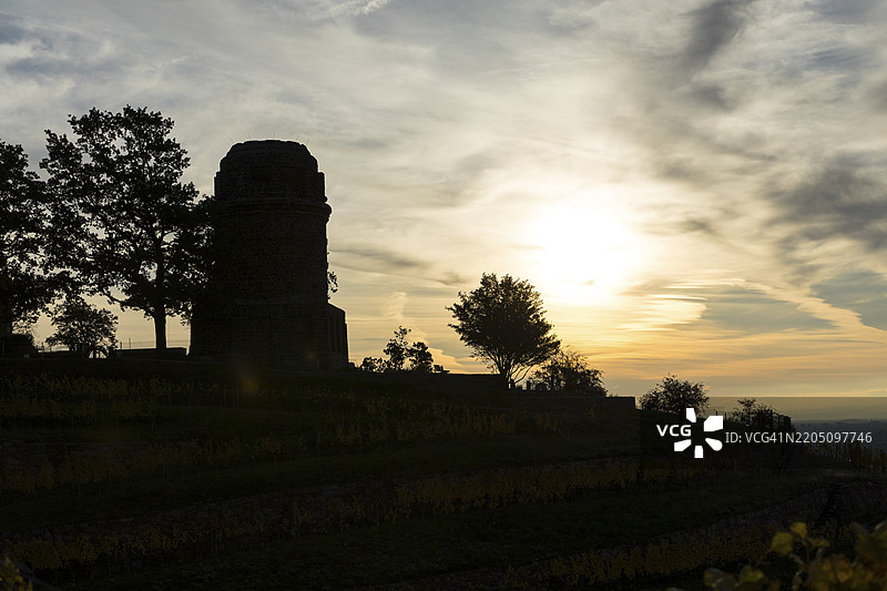 德国萨克森州拉德布尔的奥伯勒斯尼茨葡萄园上方的比斯马克塔轮廓图片素材