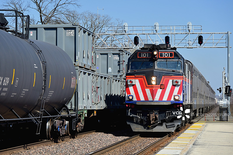 货运列车和通勤列车经过图片素材