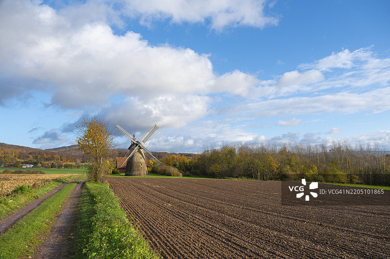 德国北莱茵-威斯特法伦州韦塞尔山地区明登-吕贝克区波尔塔-韦斯特法利卡的艾斯贝根风车或罗克曼风车的景观图片素材