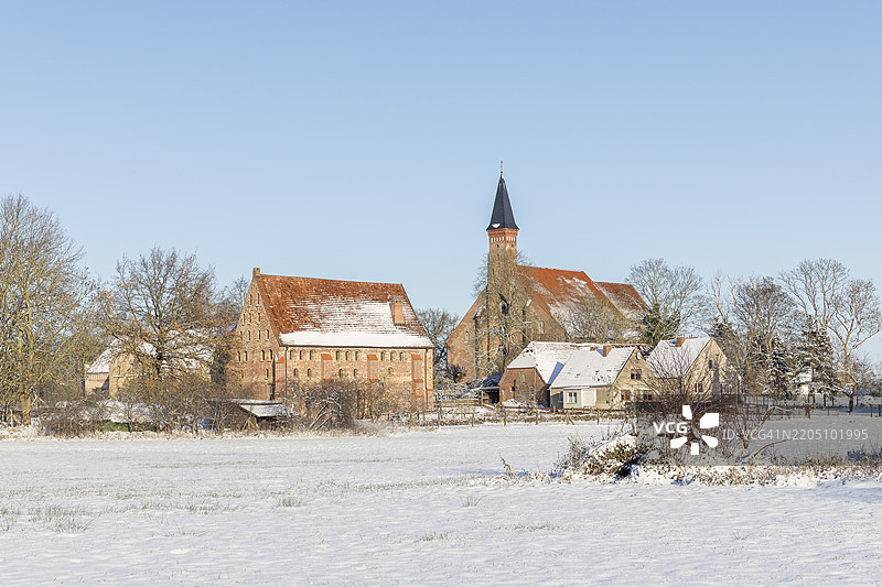 冬季的坦普津修道院全景，温暖的房屋和修道院教堂，梅克伦堡-前波美拉尼亚，德国，欧洲图片素材