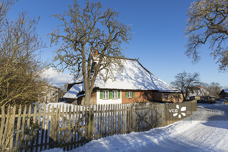 雪中的茅草屋，霍本，维斯马，梅克伦堡-前波美拉尼亚，德国，欧洲图片素材