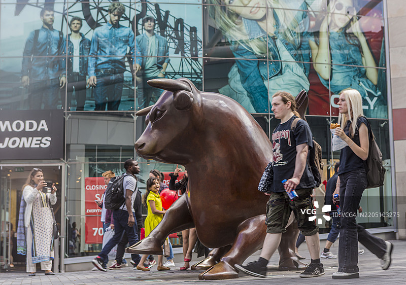 人们在青铜公牛（守护者）附近图片素材