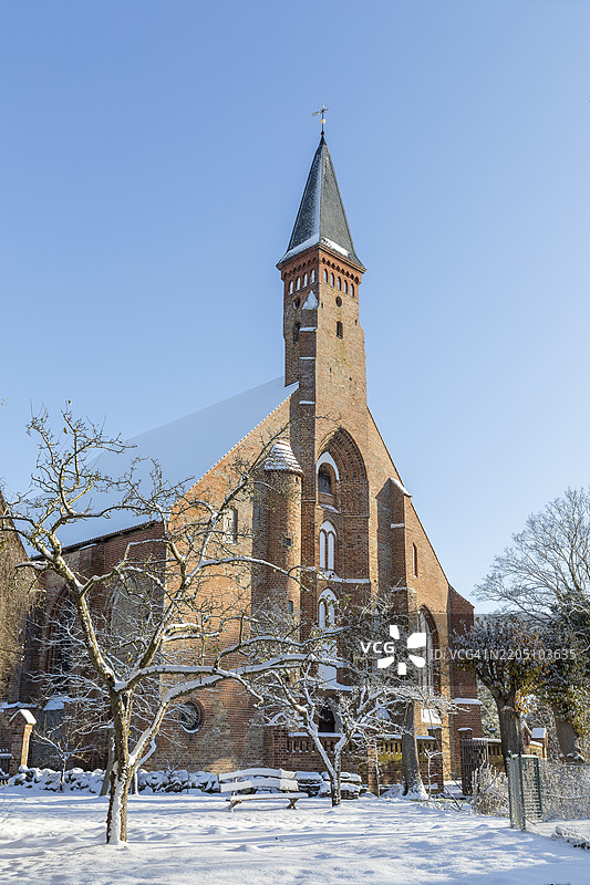 雪中的修道院教堂，坦普津修道院，梅克伦堡-前波美拉尼亚，德国，欧洲图片素材