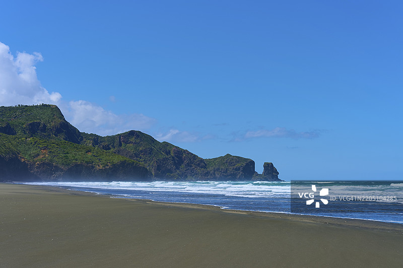 贝塞尔海滩，特亨加，奥克兰，新西兰，南太平洋，绿山环绕的海滩风景与宁静的蓝色海洋图片素材