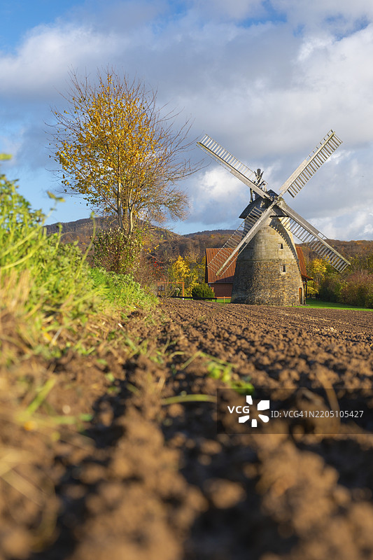 德国北莱茵-威斯特法伦州韦塞尔山地区明登-吕贝克区波尔塔-韦斯特法利卡的艾斯贝根风车或罗克曼磨坊的景观图片素材