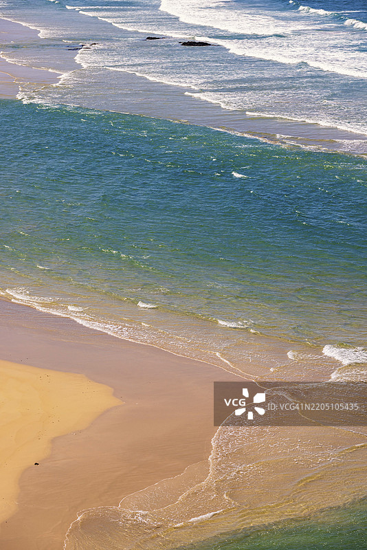 从空中俯瞰法国布列塔尼克罗宗半岛的沙滩，海浪拍打着海面。图片素材
