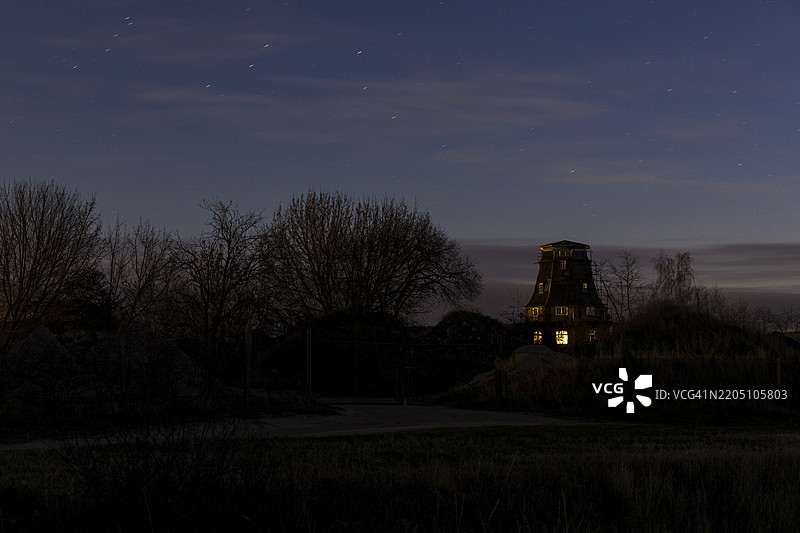 德国梅克伦堡-前波美拉尼亚州纽克洛斯特的夜晚老风车图片素材